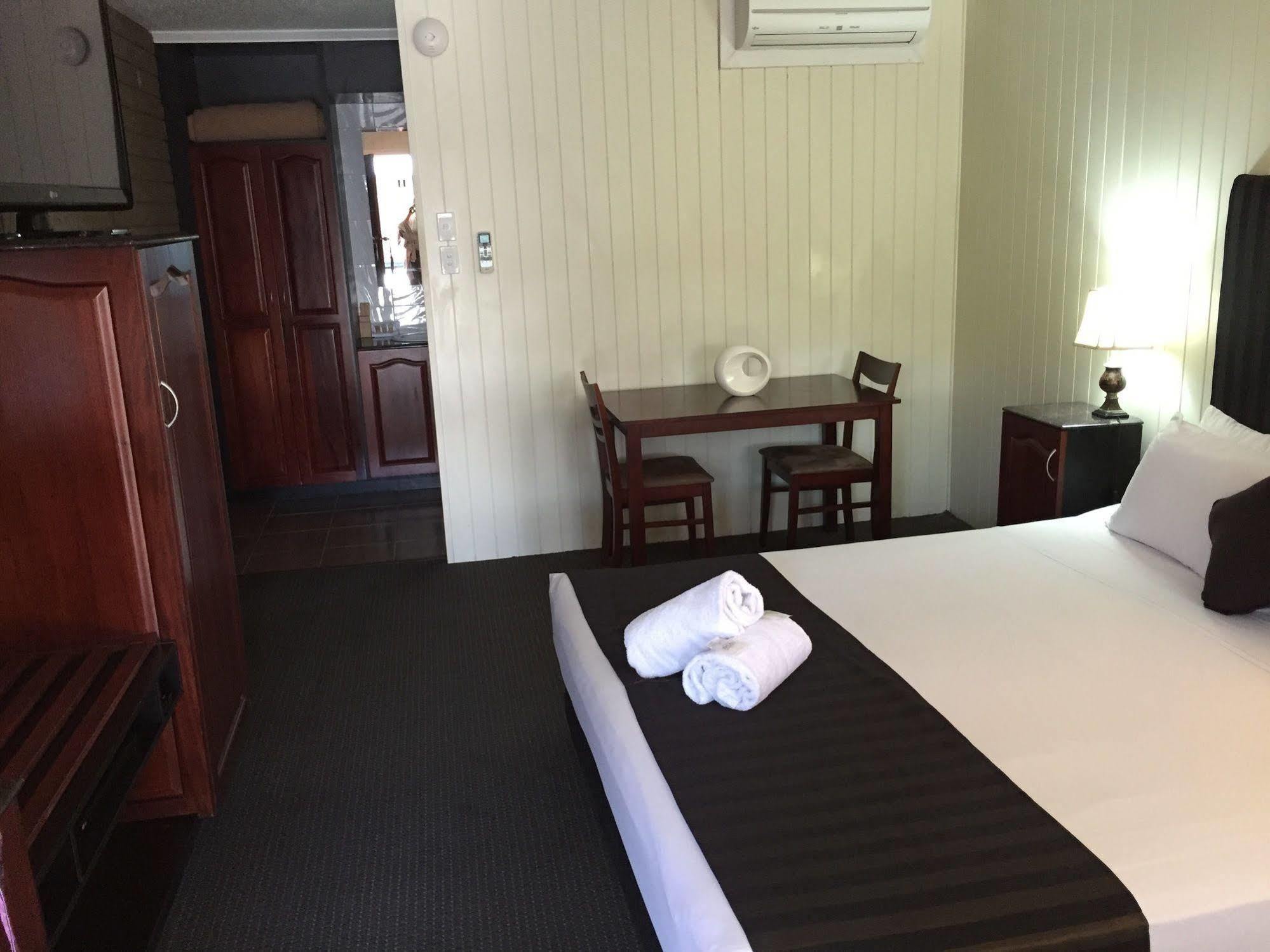 Country Plaza Motor Inn Mackay Exterior foto